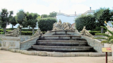 zamek-dobris-kaskadovita-fontana-napajeni-heliovych-koni